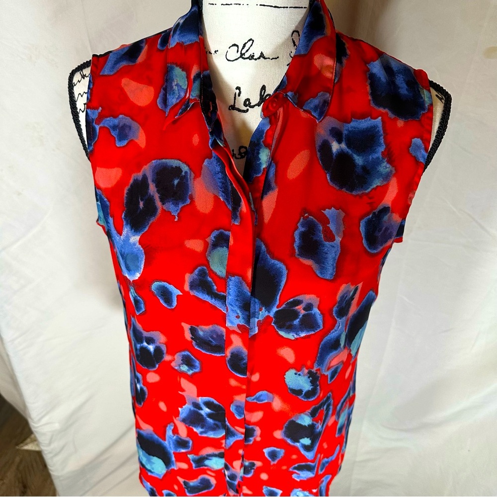 Apt. 9 Sleeveless Blouse Button Up women’s Medium Bright Red & Blue Floral Flowy